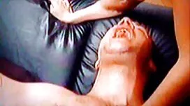 الشاب يمسح كس امرأة  ...