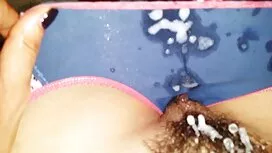 فتاة مع اثنين من ذيل ...