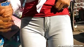 المعلم يساعد على حل  ...