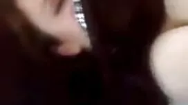 يعجن الطبيب غطاء الع ...