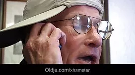 يمسح ناضجة وتمسك يده ...
