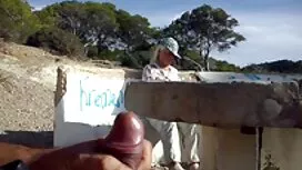 طالب داشا في الصب في ...