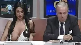 امرأة سمراء تنغمس في ...
