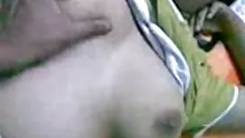 امرأة سمراء يجلب الس ...