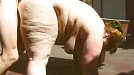 يمسح الرجل ديك وقدم  ...
