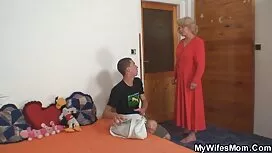 استيقظت من النوم شقر ...